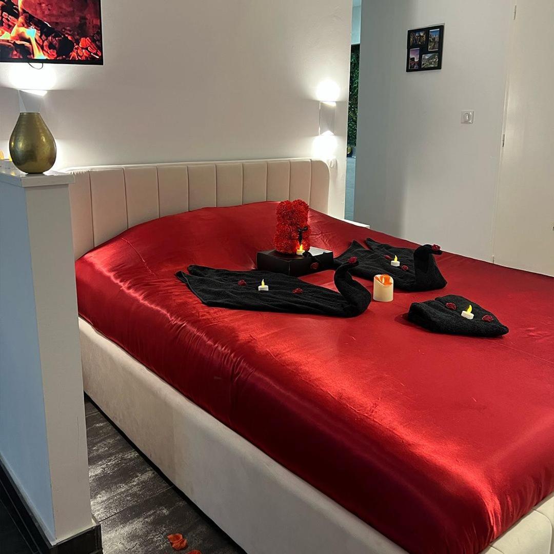 Love Room: Aux Plaisirs Des Sens Jacuzzi Prive Барр Екстер'єр фото