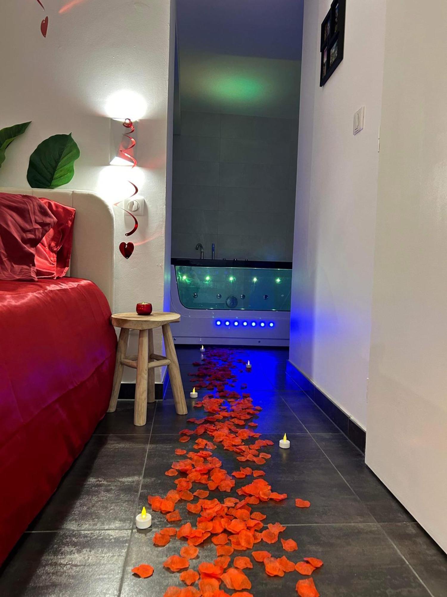 Love Room: Aux Plaisirs Des Sens Jacuzzi Prive Барр Екстер'єр фото